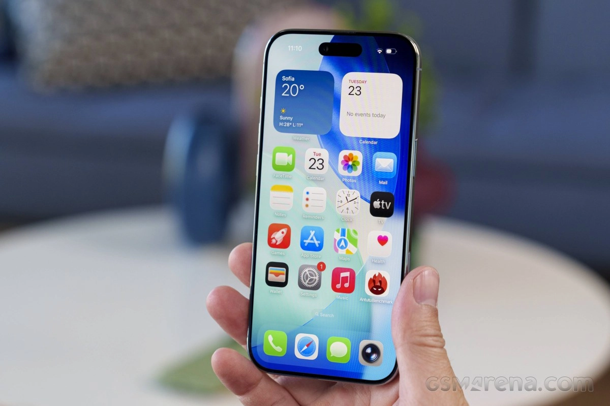 iPhone 15 Pro Dynamic Island display with apps