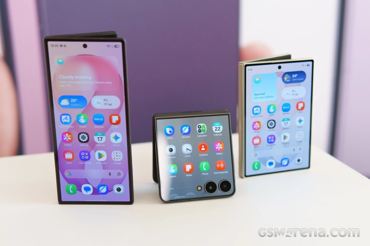 Samsung Z Fold8 and Z Flip8 phones on display.