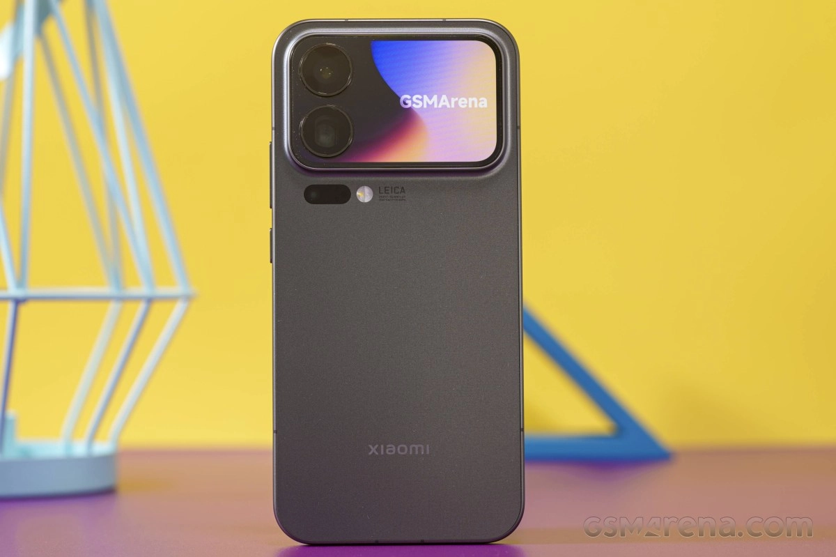 Xiaomi 18 Pro grey back material and camera.