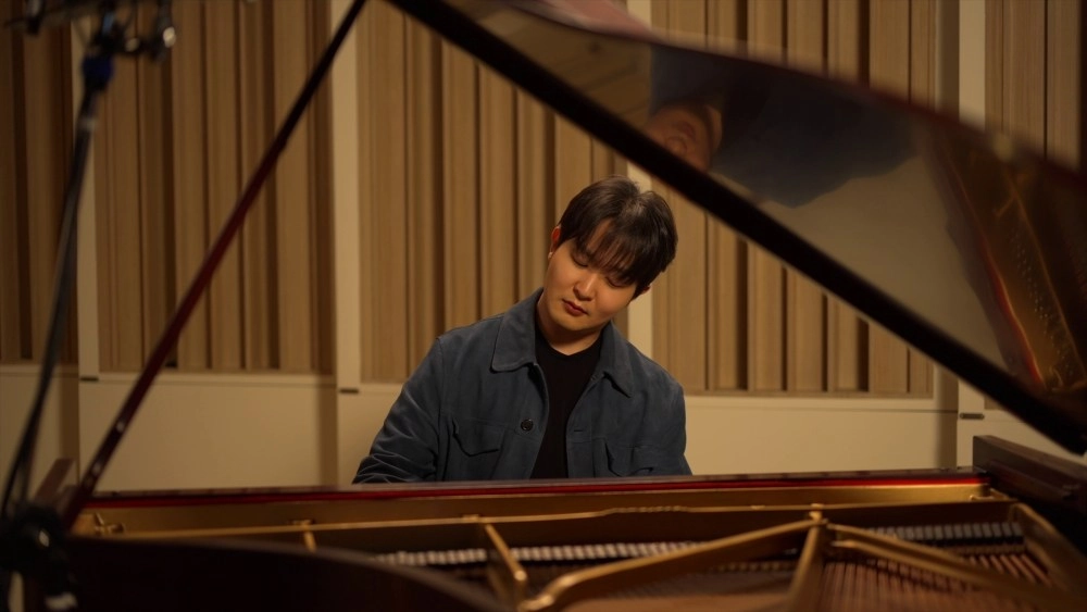 Pianist plays Chopin's Nocturne for Samsung ringtone.