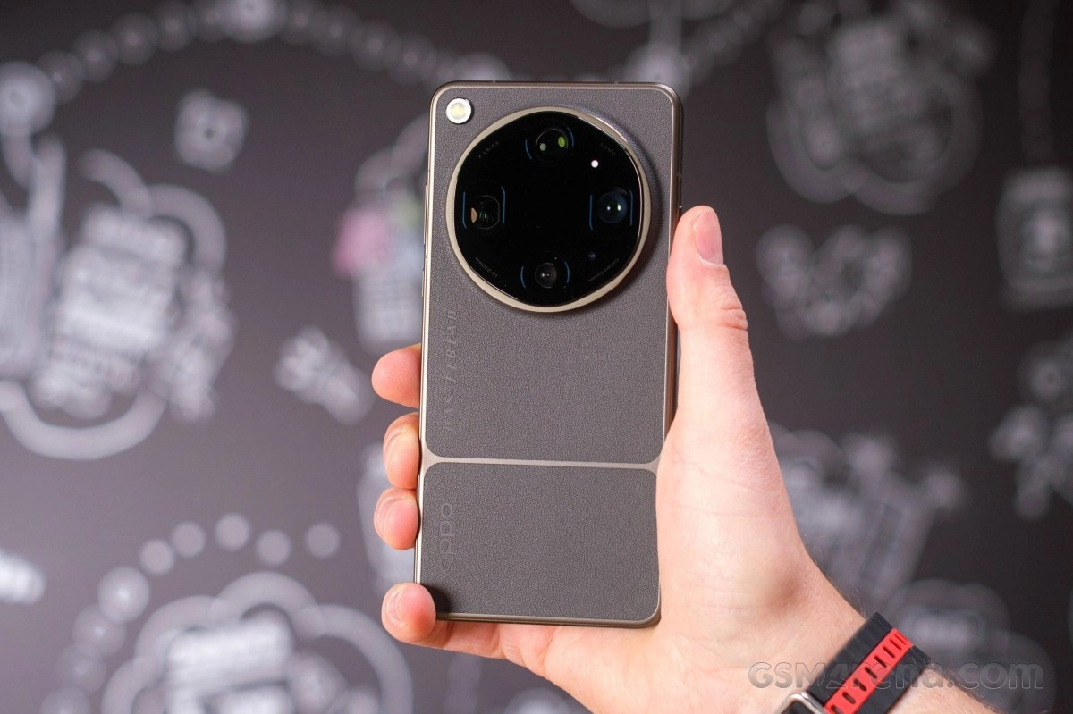 Oppo Find X6 Pro phone with Hasselblad cameras.