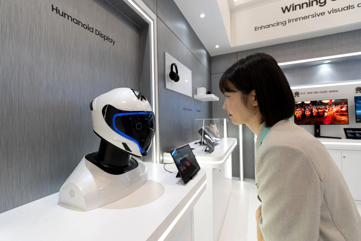 Samsung humanoid display with woman viewer.