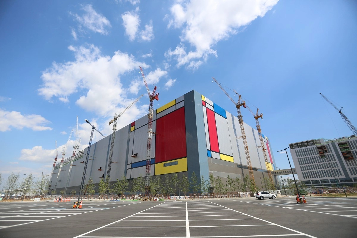 Samsung chip factory under construction with cranes.
