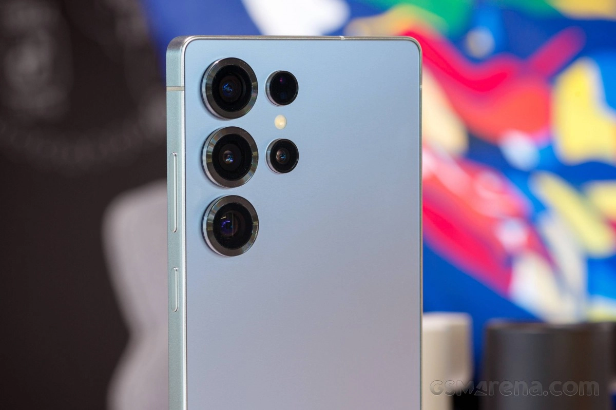 Samsung Galaxy S25 back with multiple cameras