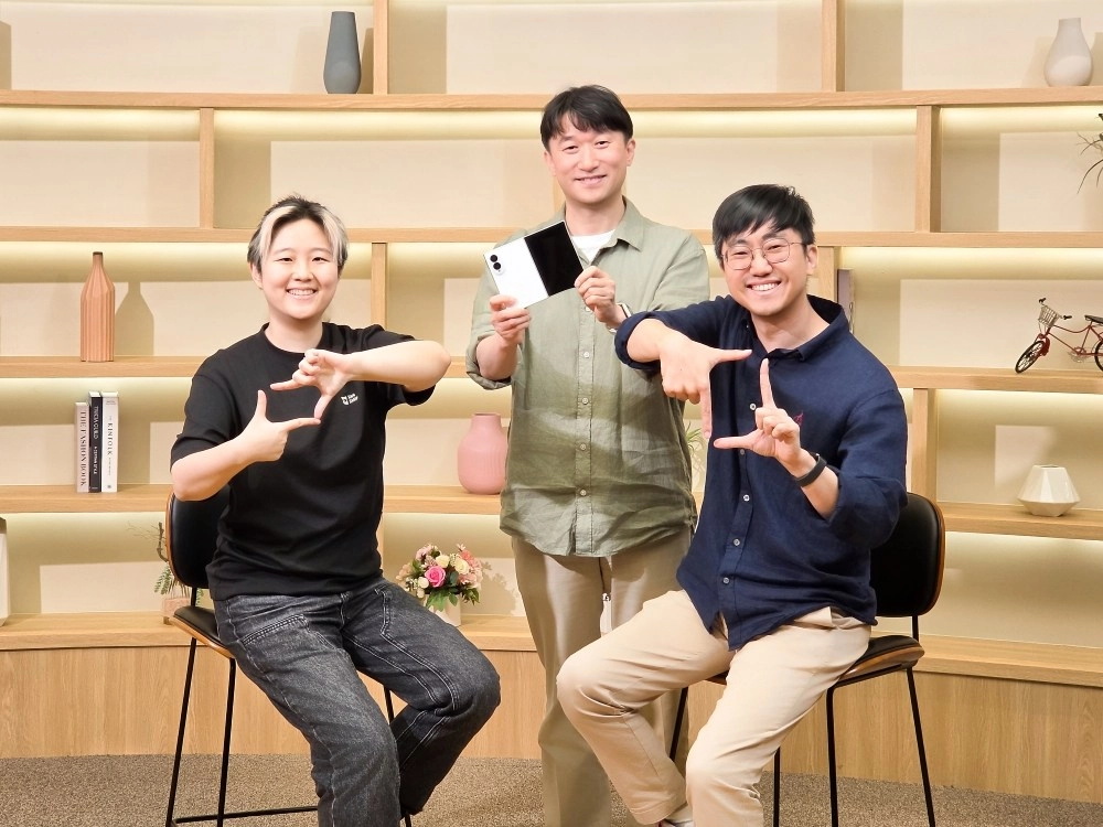 Galaxy Z8 team with My FanCam phones.