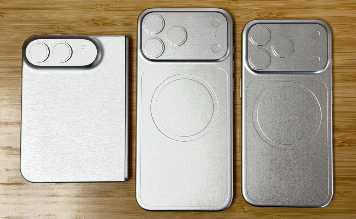 Silver iPhone mockups with MagSafe circles.