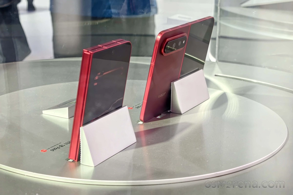 Red Xiaomi 18 Fold with XRING O3 chip.