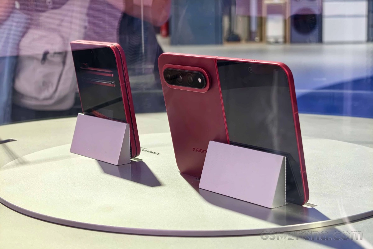 Xiaomi 18 Fold with XRING O3 chip showcased.
