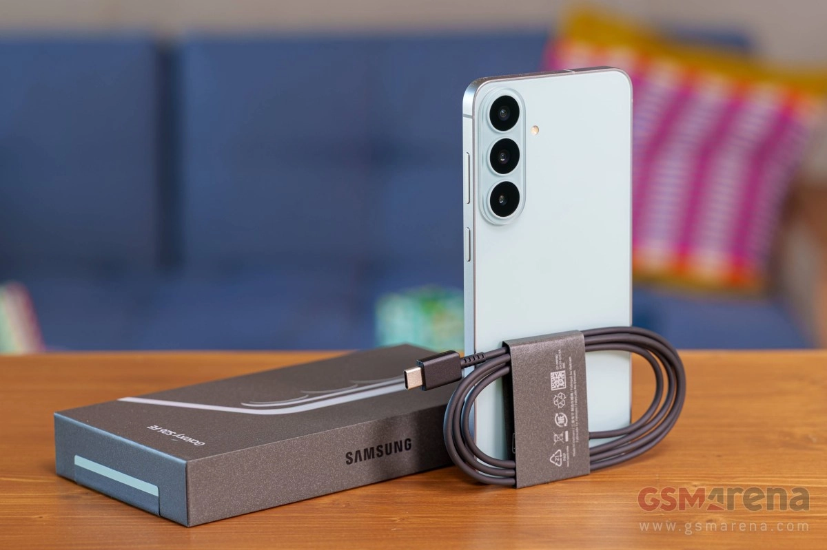 Samsung Galaxy S26 FE phone, box, charging cable.