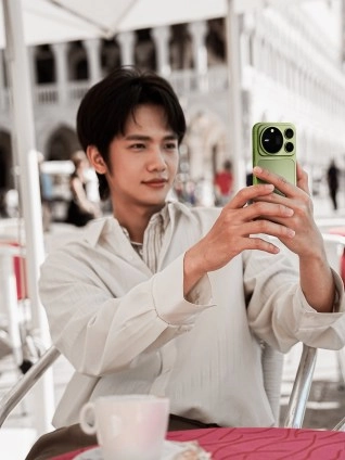 Man takes selfie with green Honor Magic9 Pro Max.