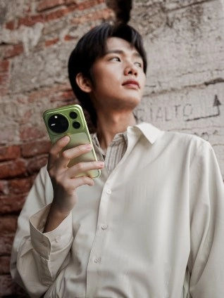 Man holding Honor Magic9 Pro Max in Venice.