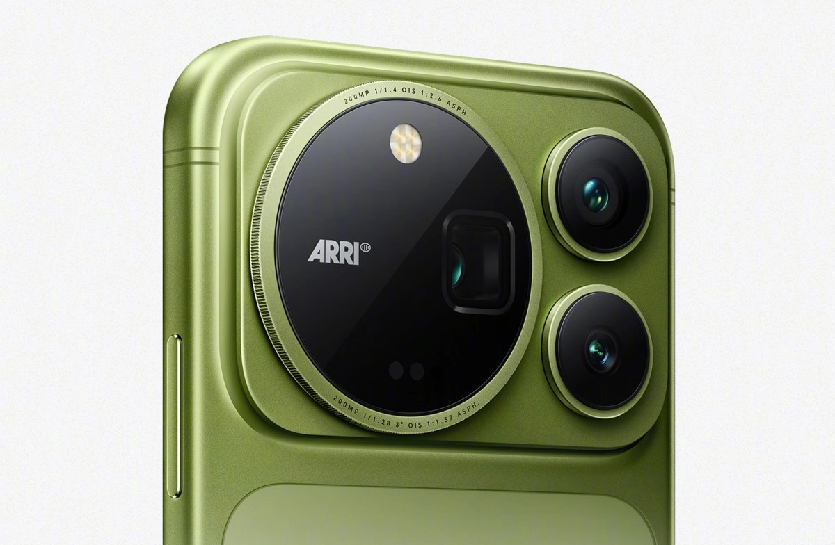 Honor Magic9 Super Edition green phone camera.