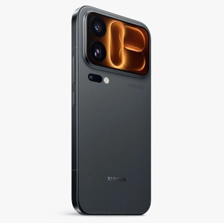 Xiaomi 13 Pro back with distinctive camera module.