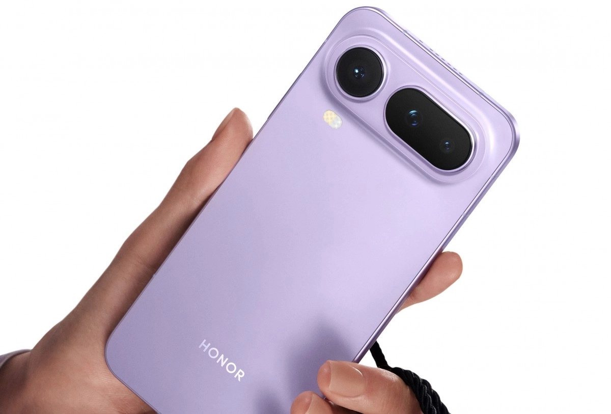 Purple Honor Magic8 Pro Air phone in hand.