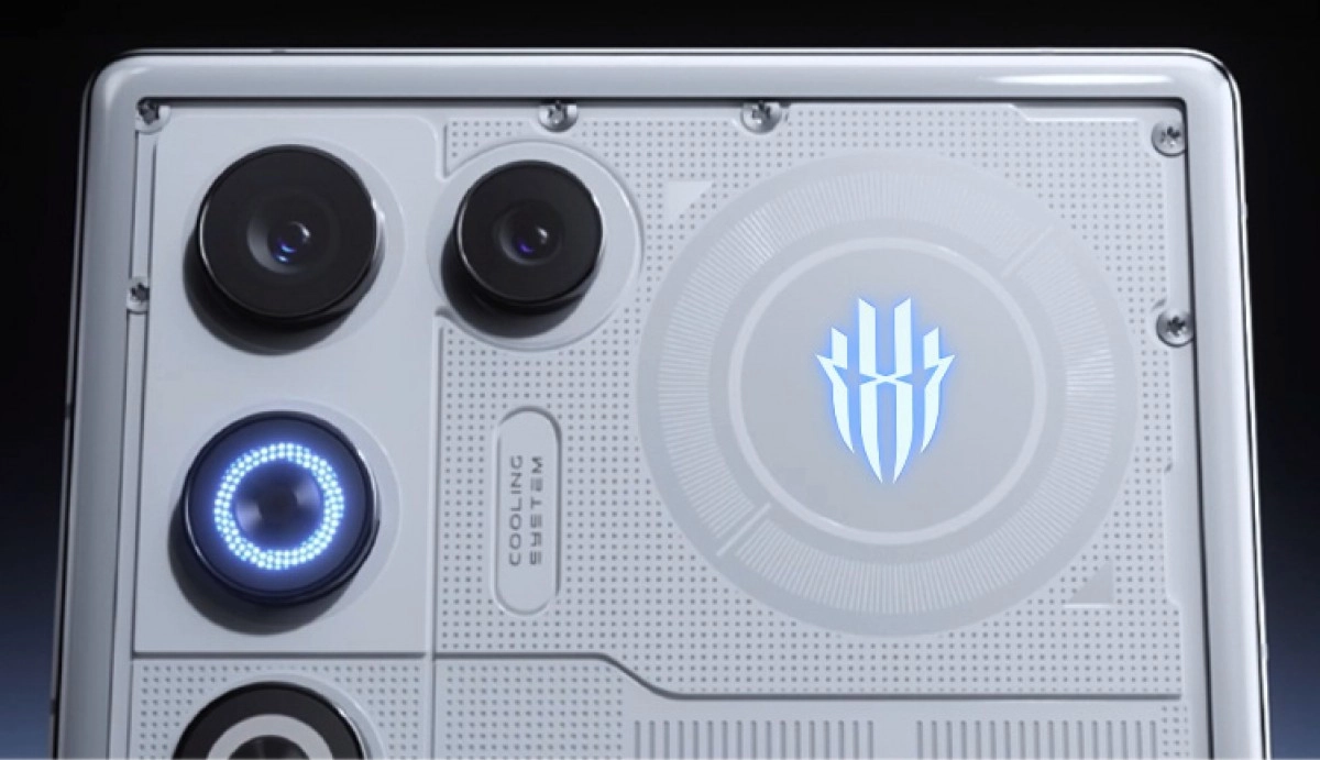 RedMagic 11 Air white back, cameras, cooling system.