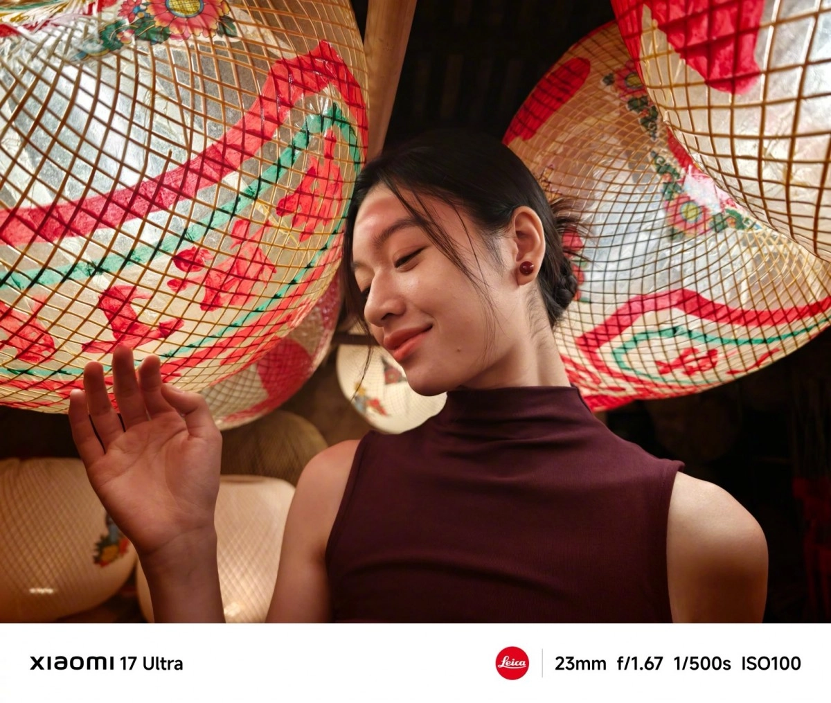 Xiaomi 17 Ultra camera sample, young woman, lanterns.