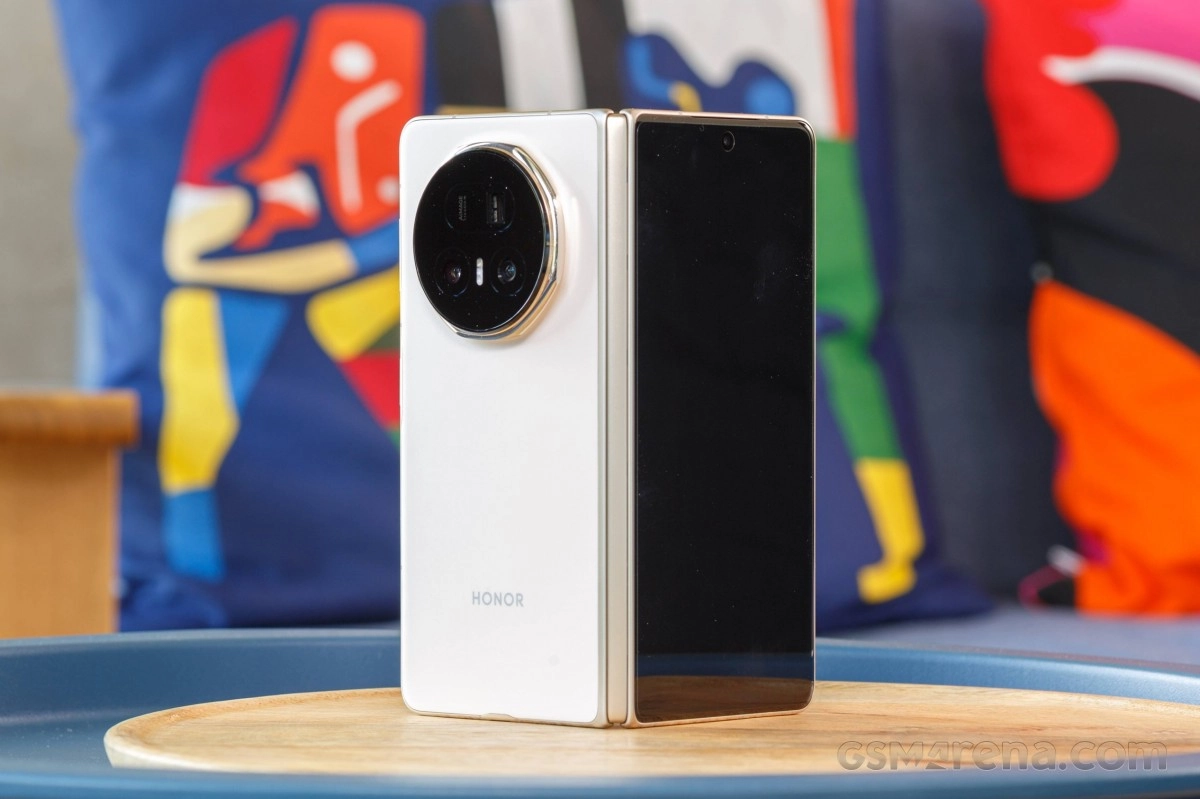 Honor Magic V6 foldable phone with large camera.