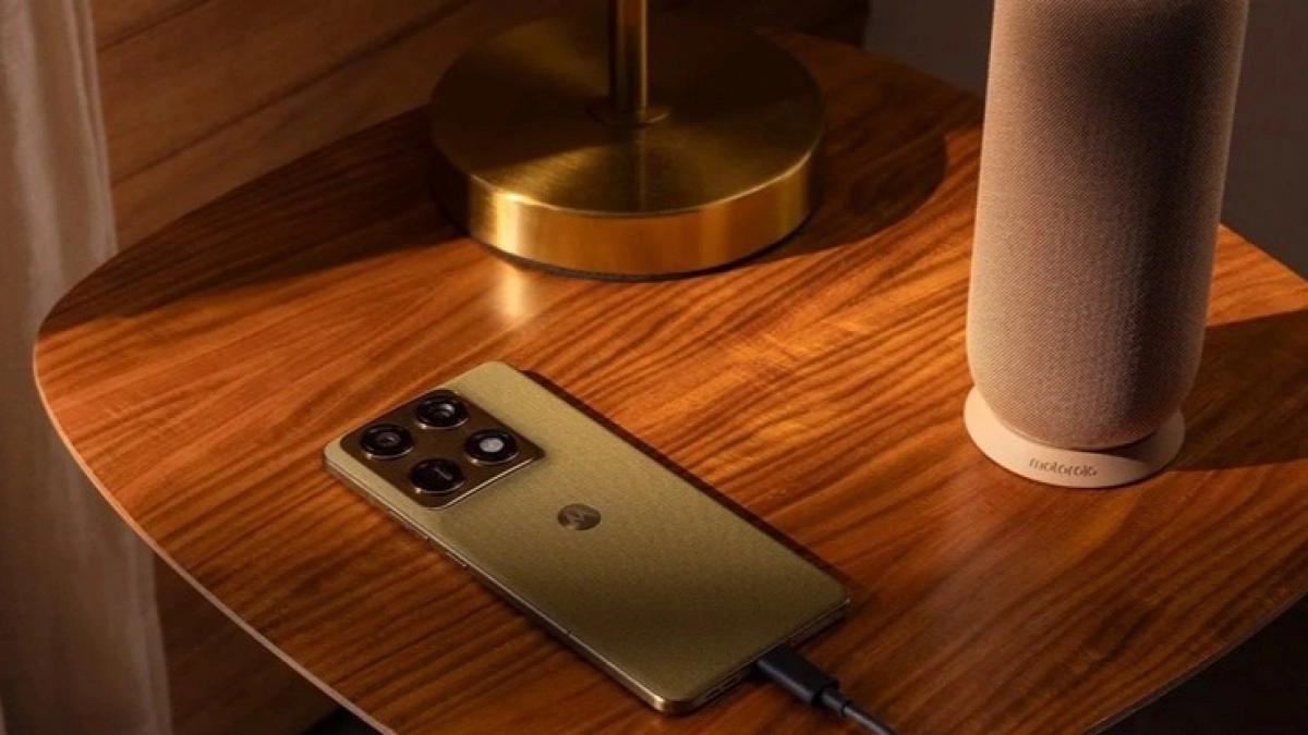 Motorola Signature phone and speaker on table.