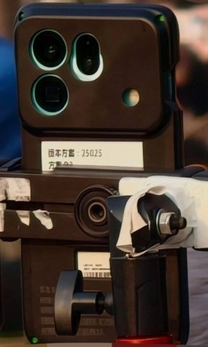 Oppo Find X9s rear camera module live image.