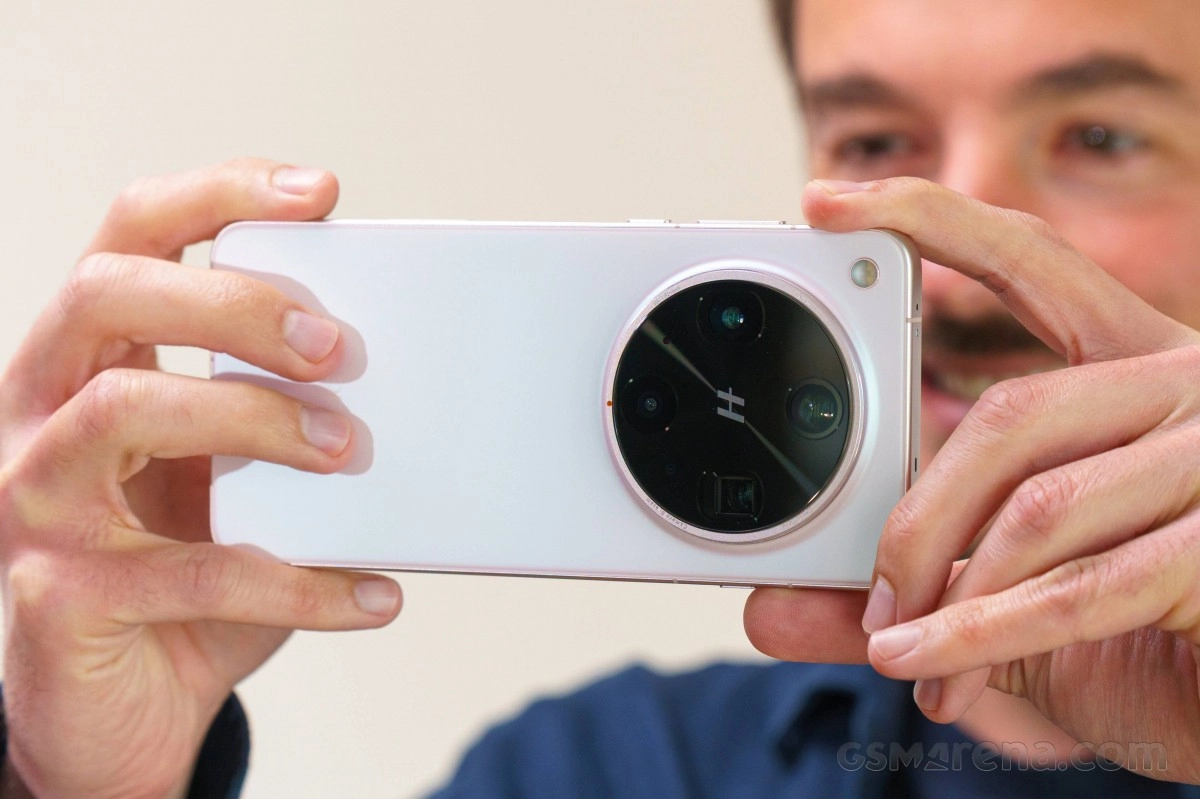 Oppo Find X9 Ultra camera module close-up