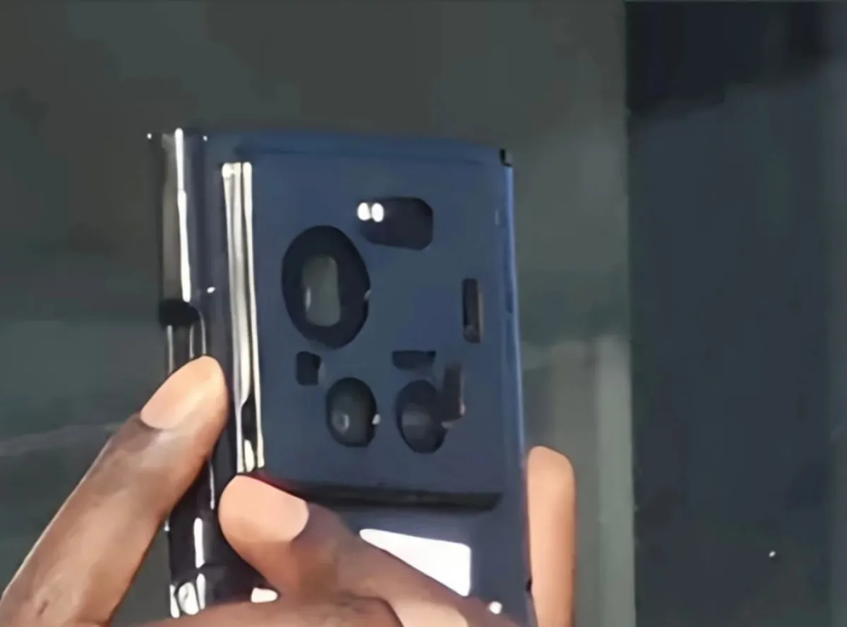 Xiaomi 17 Ultra rear camera spy shot.
