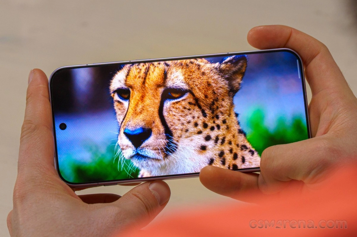 OnePlus Turbo phone displaying cheetah wallpaper.