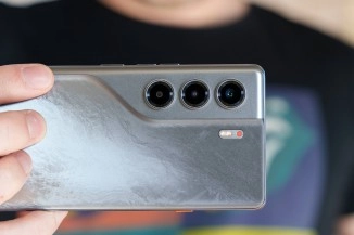 Smartphone with triple camera, 2025 popular phones.