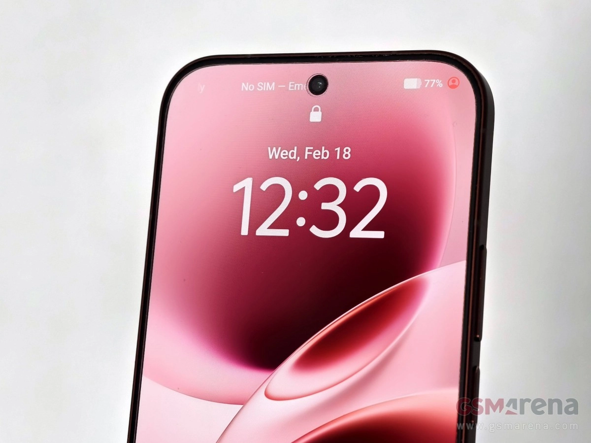 vivo V70 Elite display with center punch-hole camera.