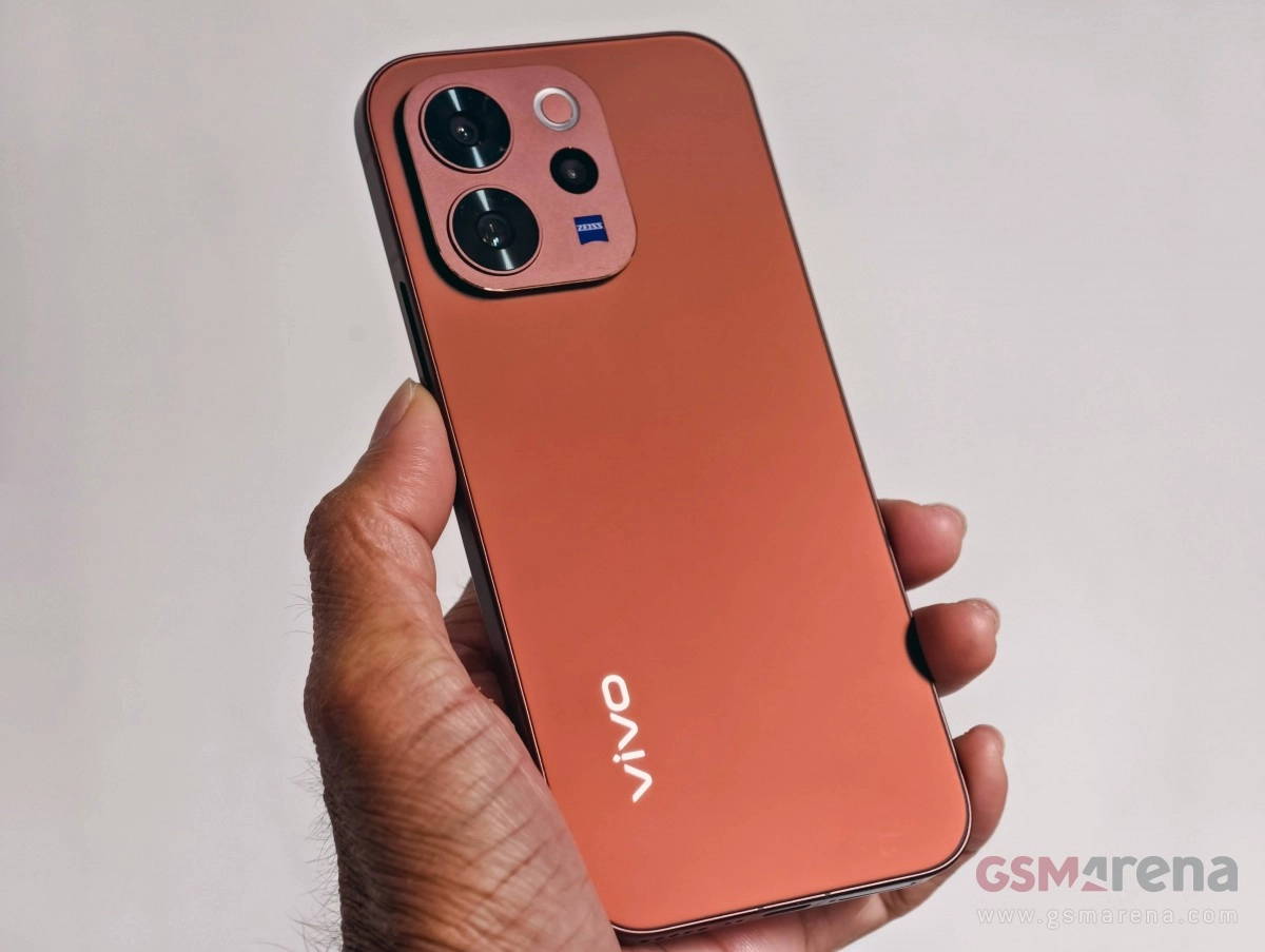 vivo V70 Elite copper back, Zeiss camera module