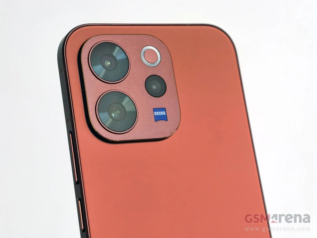 vivo V70 Elite rear camera with Zeiss branding